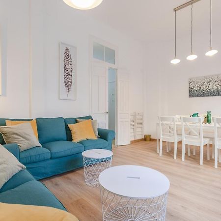 La Campana, con un balcón que te enamorará del ambiente de Sevilla Exterior foto