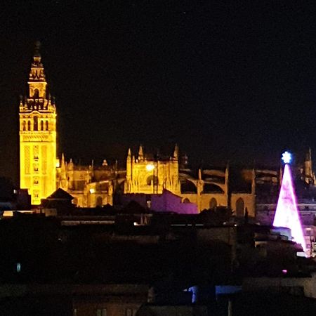La Campana, con un balcón que te enamorará del ambiente de Sevilla Exterior foto