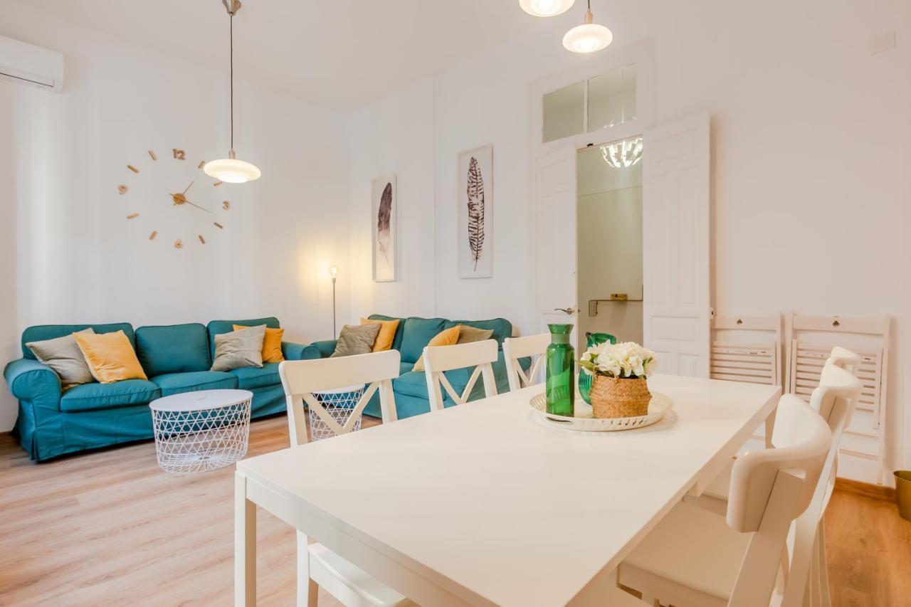 La Campana, con un balcón que te enamorará del ambiente de Sevilla Exterior foto