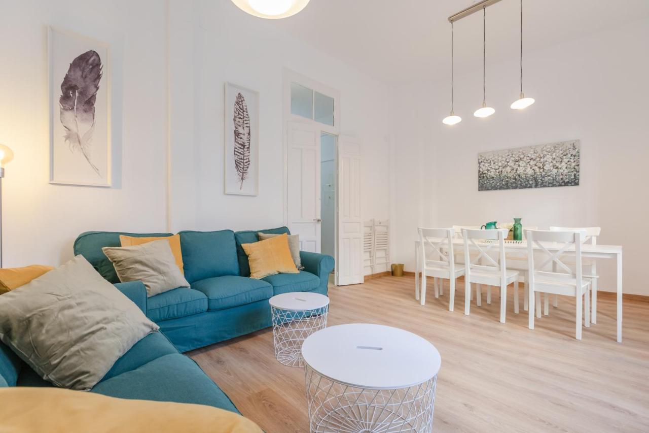 La Campana, con un balcón que te enamorará del ambiente de Sevilla Exterior foto