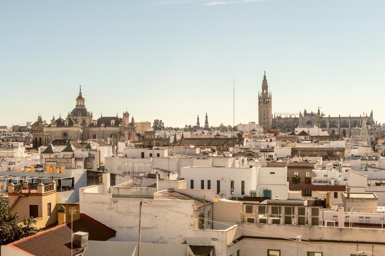 La Campana, con un balcón que te enamorará del ambiente de Sevilla Exterior foto