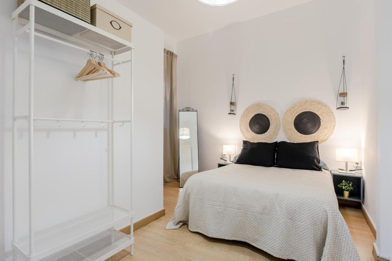 La Campana, con un balcón que te enamorará del ambiente de Sevilla Exterior foto